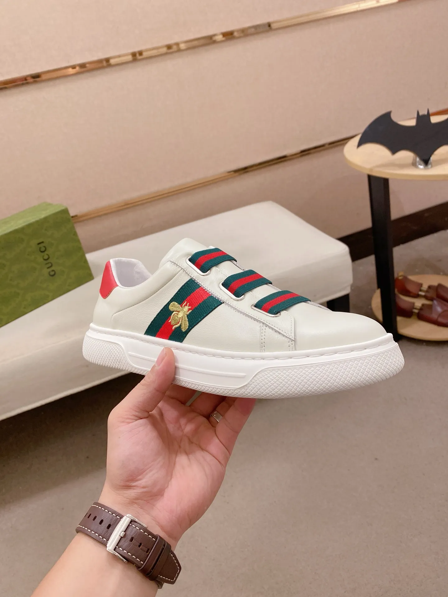 Men's shoes💰 480💰The new GUCCI (Gucci) counters are launched simultaneously. The new men's shoes, 😘fabrics are selected from imported cowhide, and the lining is sheepskin lining. 👍🏿 High-end ☄️ air-cushion molded anti-slip rubber outsole, exquisite lines, simple and elegant, comfortable and high-end for leisure travel. Code number: 38 to 44 (45 can be customized and cannot be returned or exchanged)